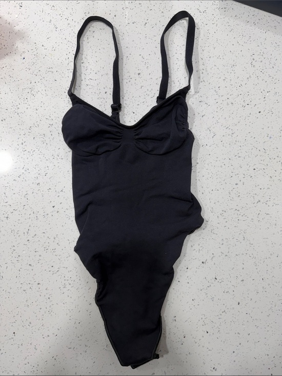 SKIMS Tops - SKIMS Black Seamless Scoop Neck Bodysuit